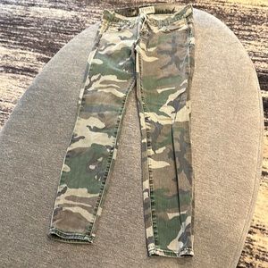 Camouflage cropped skinny jeans